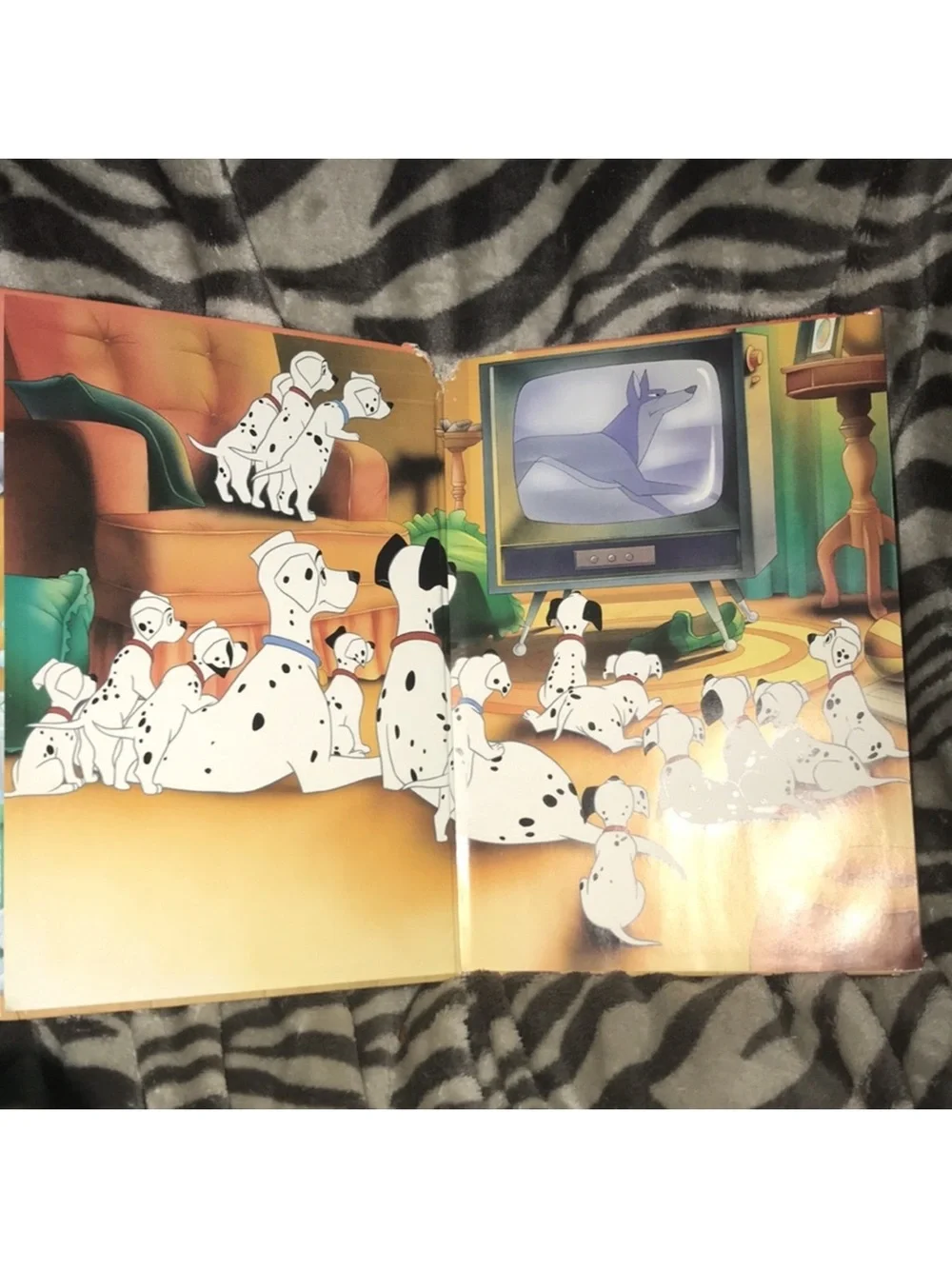 Disney 101 Dalmatians Dog-Themed Children's Book 2012- Yellow/Green damaged